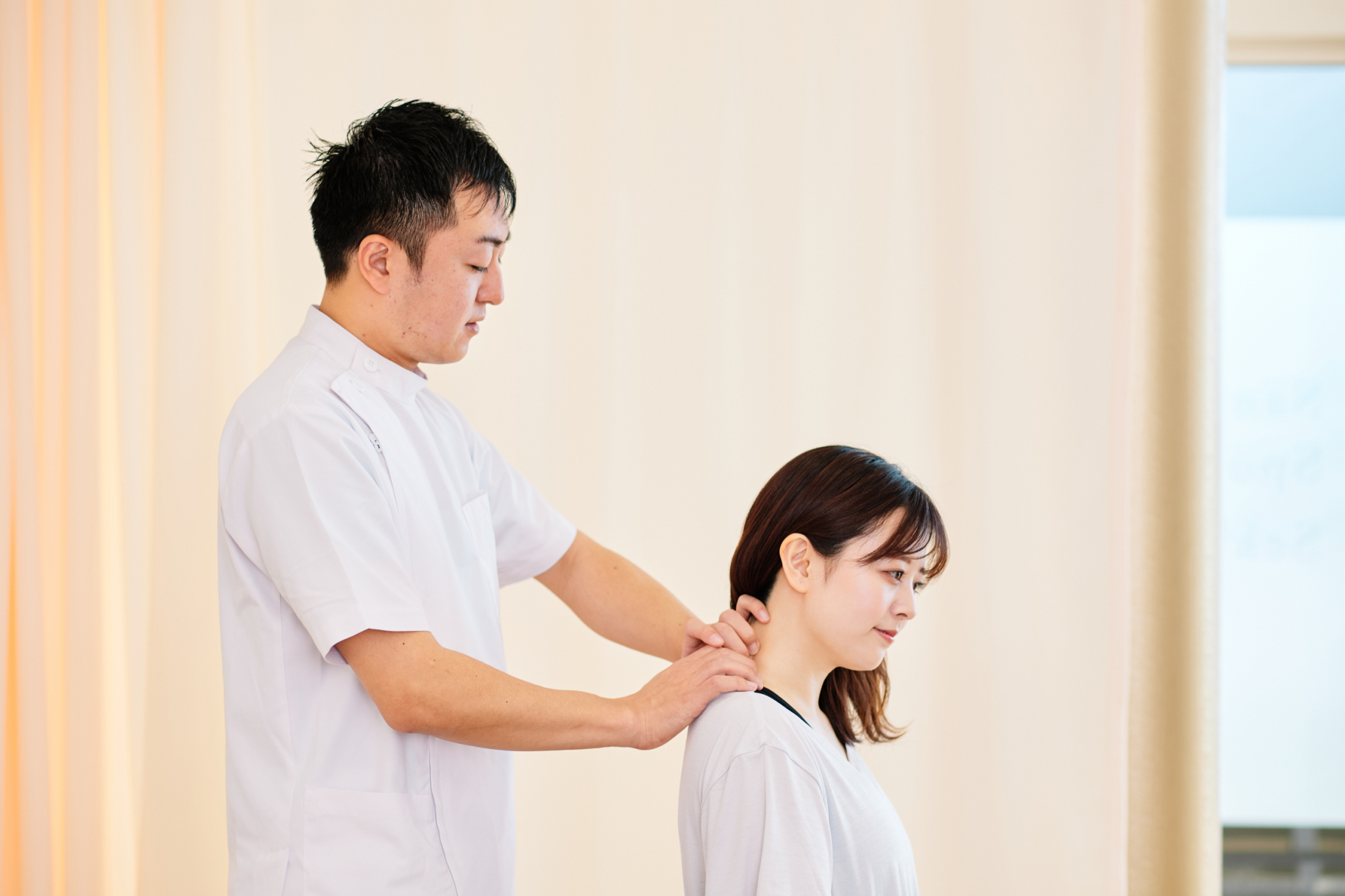 三条市の接骨院：丁寧な施術の様子